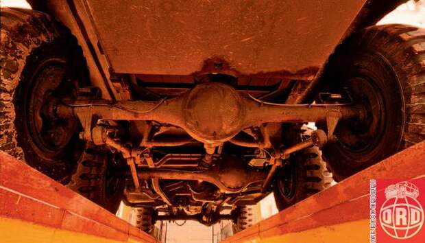 Качающаяся каретка, в основе которой лежит перевернутая полуэллиптическая рессора, не оборудована амортизаторами. 