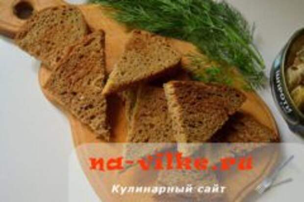 Закуска на чесночных гренках со шпротами