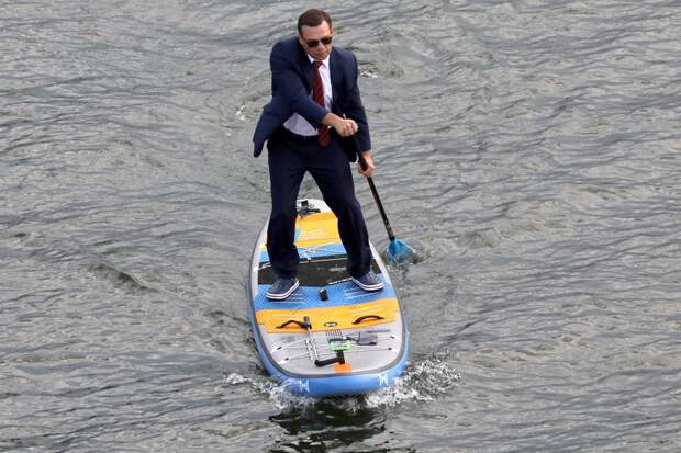 В затопленном паводками городе устроили заплыв на сапах