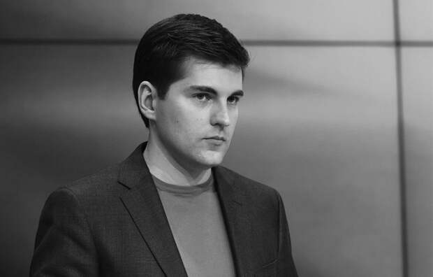 Дмитрий Борисов обходится Первому каналу дешевле, чем его предшественник на посту ведущего. Но и он уже стал «звездой» скандалов, а значит - его гонорары, скорее всего, потихоньку растут и отдых во Франции становится всё лучше