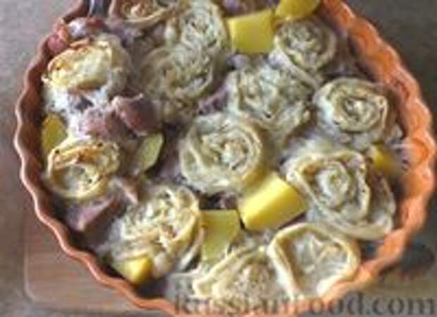 Фото к рецепту: Луковые рулетики, запечённые с мясом и картошкой