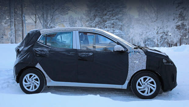 Hyundai i10. Подъём подоконной линии очень похож на прежний, и всё же отличен, как и окошко в задней двери. Передняя дверь тоже говорит о новом кузовном «железе»: треугольник в основании зеркала полностью вписан в разъём, а раньше уголок выступал вперёд.
