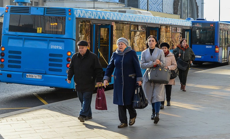 транспорт женщины пассажиры автобус