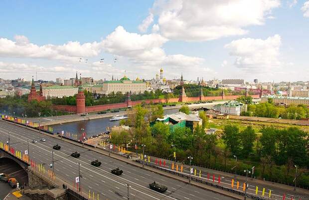 Парад Победы 2011 года стал одним из самых крупных по количеству участников в новейшей российской истории – количество военнослужащих, промаршировавших по Красной площади, в два раза превысило показатель прошлого года. В этом году в параде участвовали более 20 тыс. человек.
