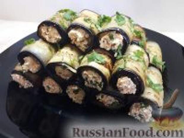 Фото к рецепту: Рулетики из баклажанов с творогом, сыром и орехами