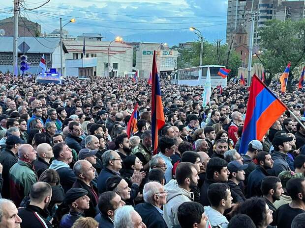 Никол Пашинян разбудил своей компрадорской деятельностью массовые протестные силы, что было продемонстрировано на воскресном митинге в Ереване, где собралось боле 100 тысяч армян, выступивших уже не-3