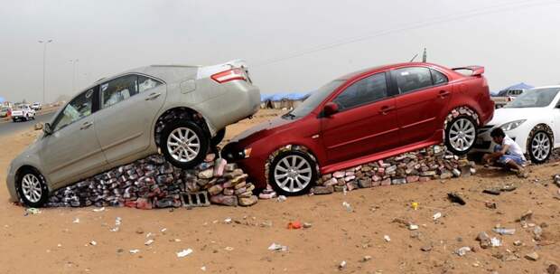 Зачем саудовская молодежь обкладывает камнями машины авто, прикол, саудовская аравия