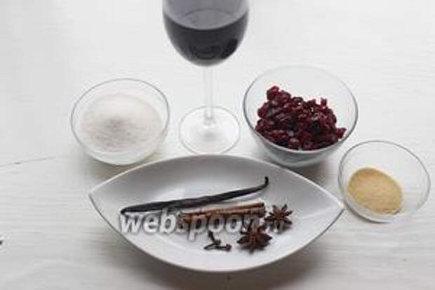 Для глинтвейной заливки, возьмём: глинтвейн (можно просто вино, только увеличить количествово сахара), пряности, сахар, клюкву, желатин. 