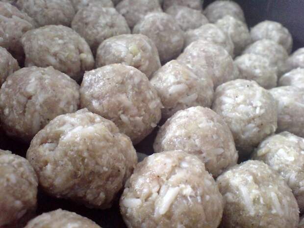 Формируем шарики из мяса