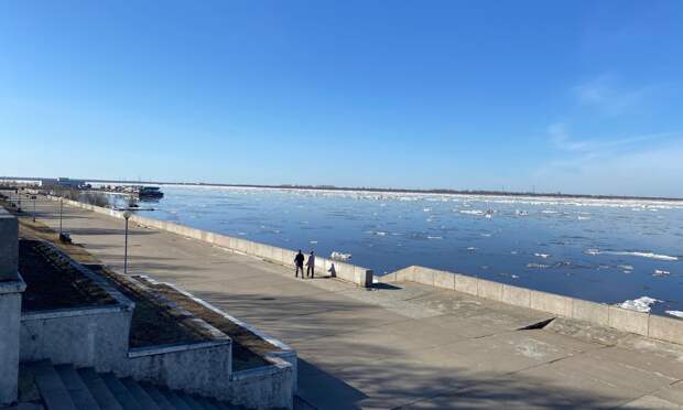 В порту Архангельск продолжается средний ледоход