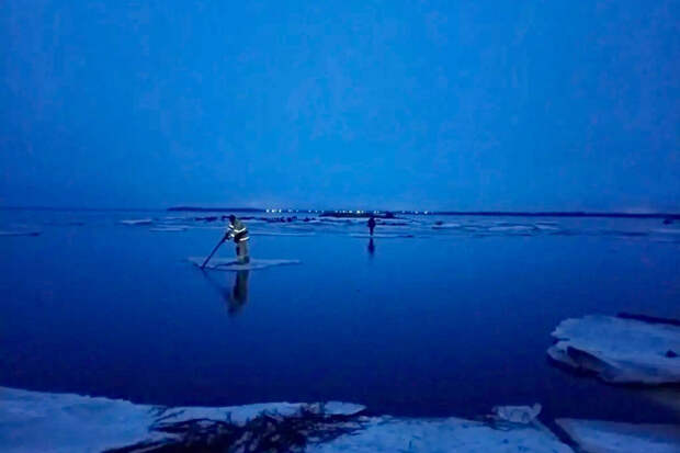 В Карелии ребенка унесло на льдине за 40 метров от берега