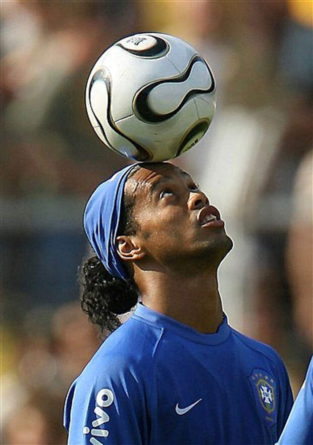 Голова мяч футбол. Роналдиньо. Мяч Роналдиньо. Роналдиньо с мячом на голове. Футбол Роналдиньо.