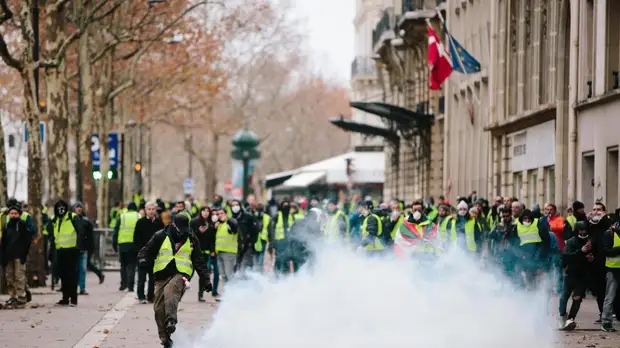 «Обвинять Москву удобно»: как в акциях протеста во Франции усмотрели «российский след»