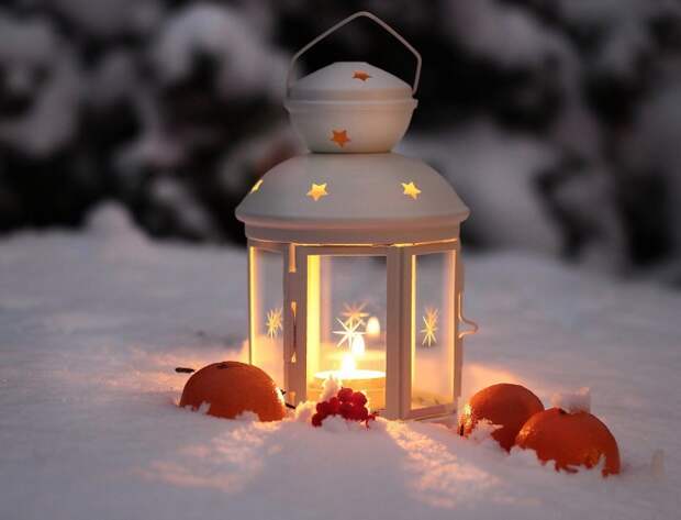 Горящие фонарики на снегу создают сказочную атмосферу. / Фото: fotostrana.ru
