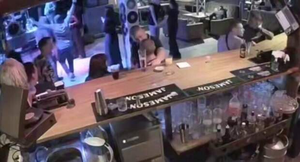 Посетитель бара разбил стакан о голову незнакомца, которого принял за своего приятеля