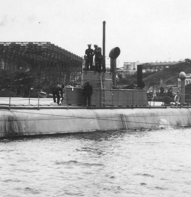 08. Подводная лодка Краб в акватории завода Руссуд 1 мая 1913 08. Подводная лодка Краб в акватории завода Руссуд 1 мая 1913