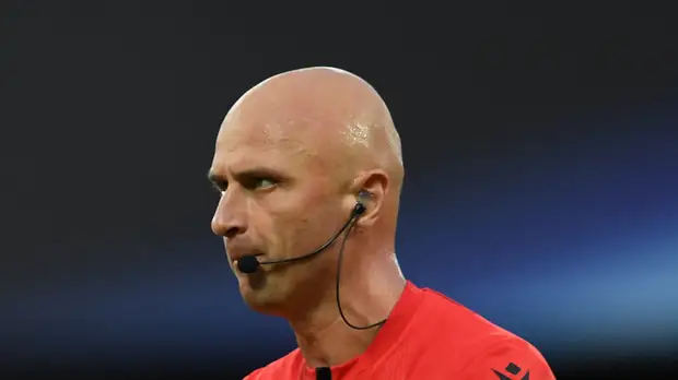 Карасёв показал жёлтую карточку футболисту «Вильярреала» Рабе в матче с «Челси»