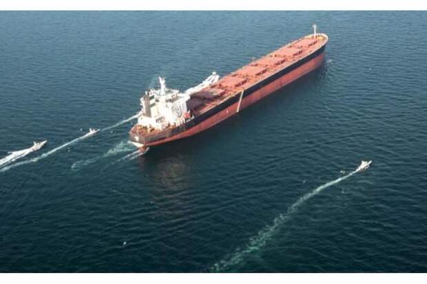 Ормузский пролив: 20 тысяч моряков из разных стран заблокированы на танкерах. Корабли ВМС США близко подходить боятся