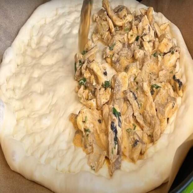 Тонкое тесто, хрустящие бортики и сочная курица с грибами. Рецепт идеальной пиццы