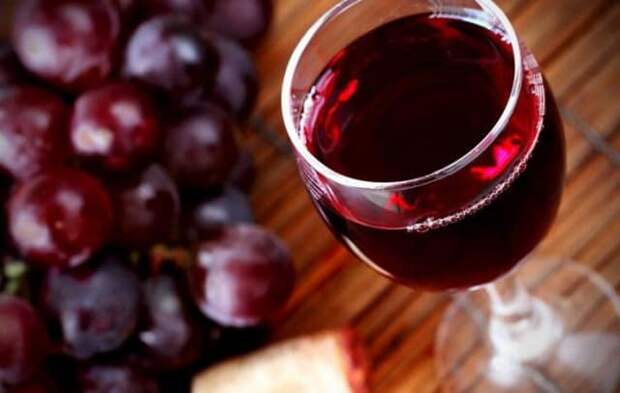 Этот напиток полезен для сердца и сосудов, является прекрасным антиоксидантом. Красное вино борется с раковыми клетками. Как и в случае с пивом, главное не злоупотреблять им. Рекомендованная доза – не более 150 г. в день.