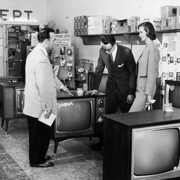 Тысячи британцев до сих пор смотрят черно-белое телевидение. | Фото: i.pinimg.com.
