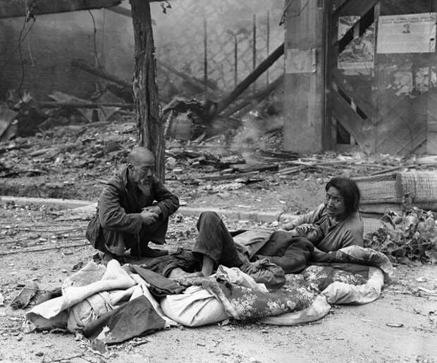 Корейцы лежат на улице среди обломков после боевых действий в Сеуле в сентябре 1950 года. Фото: Max Desfor / AP
