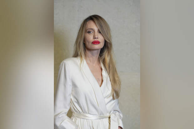 Актриса Анджелин Джоли с красной помадой вышла в свет в платье на запах