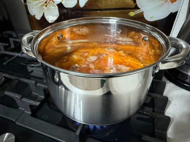 Никакого бурого цвета: шеф-повар раскрыл 3 секрета идеального борща — получается ярким, густым и наваристым