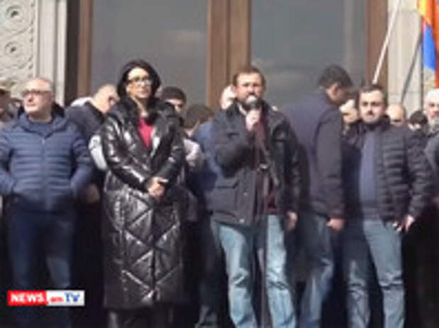 Представитель оппозиции Армении Гегам Манукян, выступая на митинге в Ереване, заявил, что представители трех оппозиционных партий Карабаха поддержали призыв Генштаба ВС Армении