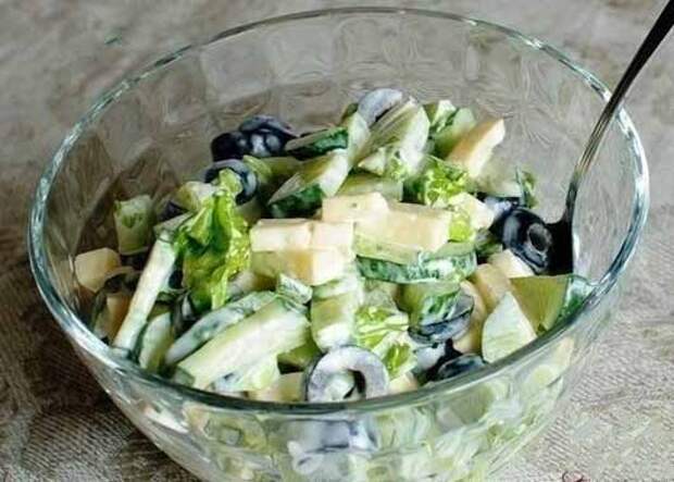 огуречный салат с маслинами и сыром