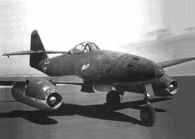 Немецкий истребитель Ме-262, оснащенный турбореактивными двигателями Jumo-004 - первыми в мире двигателями такого типа, прошедшими боевое крещение