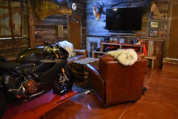 Мотоциклист превратил неприметный гараж в крутое "мужское логово" авто, гараж, до и после, мотоцикл, ремонт, своими руками, сделай сам, фото