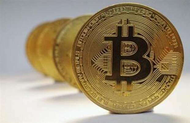 FILE PHOTO: A representation of the virtual cryptocurrency Bitcoin is seen in this picture illustration taken October 19, 2021. REUTERS/Edgar Su
