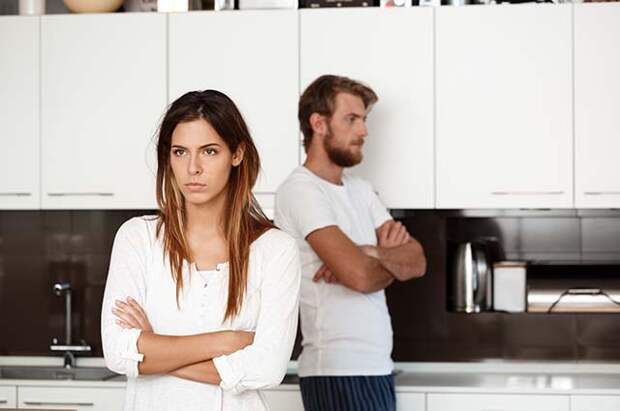 Недовольная девушка на кухне с мужем - Истории из реальной жизни