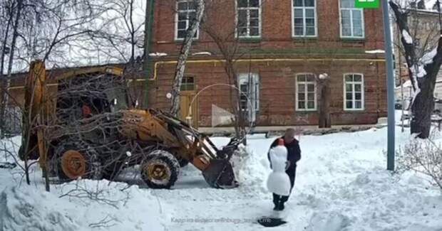 Несколько дней назад житель Оренбурга, занимающийся уборкой дворов от снега, решил пощадить снеговика, вставшего у него на пути