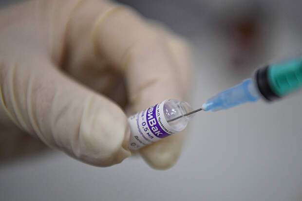 Скоро можно будет прививаться еще одной российской вакциной — «‎КовиВак». Рассказываем, что о ней известно‎