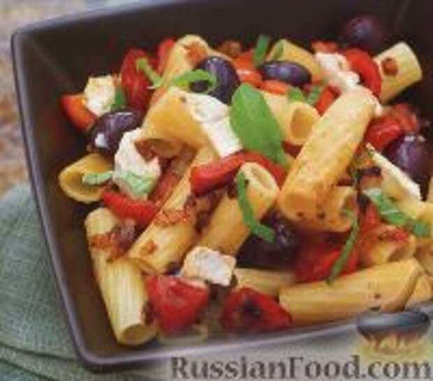 Фото к рецепту: Паста с козьим сыром и оливками