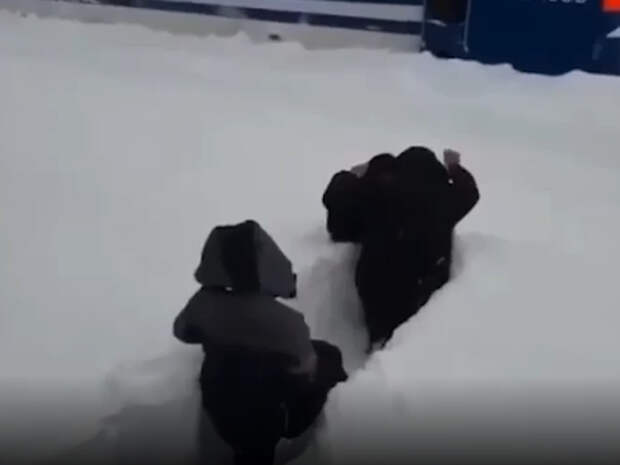 Аномальные снегопады продолжают заваливать сугробами юг России