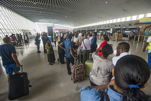 Пассажиры ждут регистрации в аэропорту Поул-Караиб в Пуэнт-а-Питре, Гваделупа