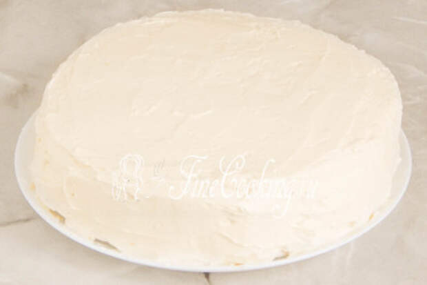 Шаг 29. Покрываем верх и бока торта второй половиной масляного крема