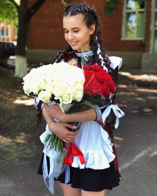 Гольфы и фартук: как выглядели выпускницы 2019 года (фото)