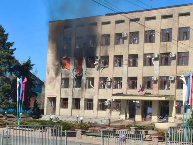 ‼️🇷🇺🇺🇦 Враг атаковал здание Администрации в Старобельске ЛНР