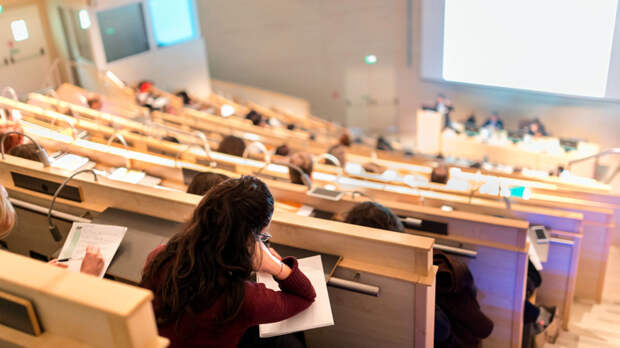 Рособрнадзор объявил предостережения 11 вузам