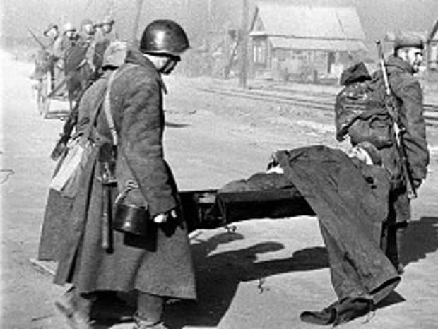 И снова о санитарках, вытаскивающих солдат с поля боя 