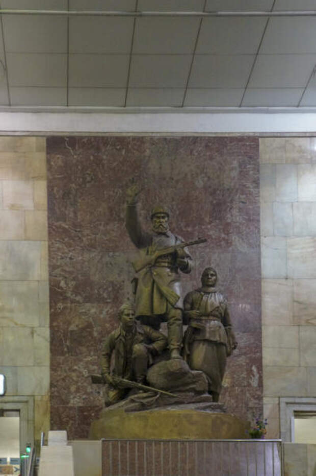Где в московском метро увековечена память о Сталине?