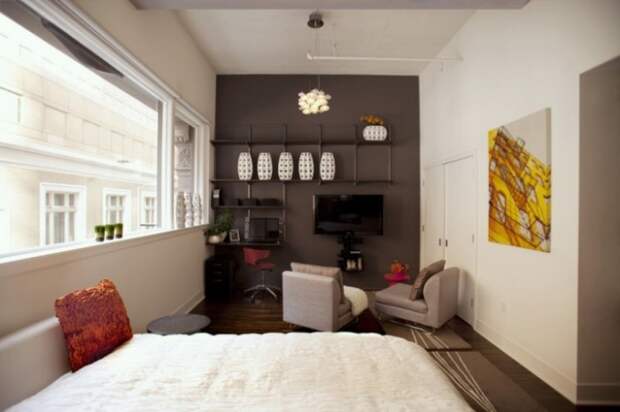 Необычная гостиная комната в стиле минимализма, которая идеально подходит для современной малогабаритной квартиры. 