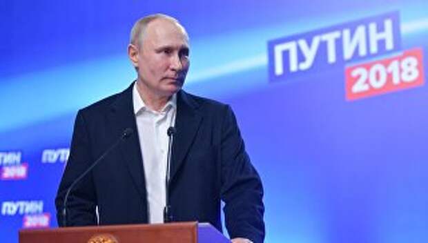 Владимир Путин во время посещения своего предвыборного штаба Владимир Путин во время посещения своего предвыборного штаба