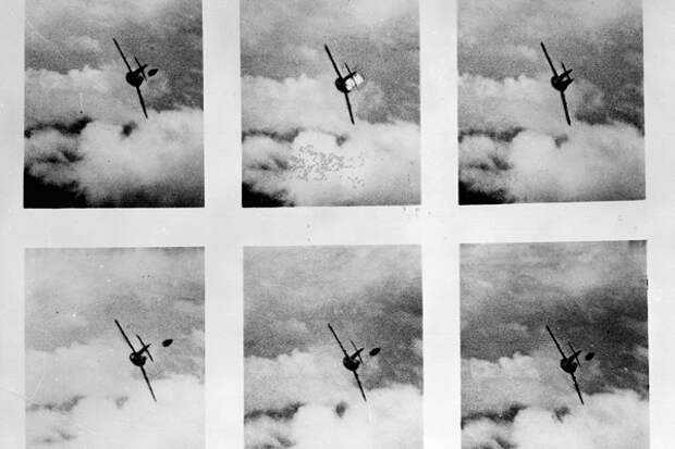 Пилот катапультируется из подбитого МиГ-15, 14 мая 1953 года. Кадры фотопулемета истребителя F-86. Источник: wikimedia.org