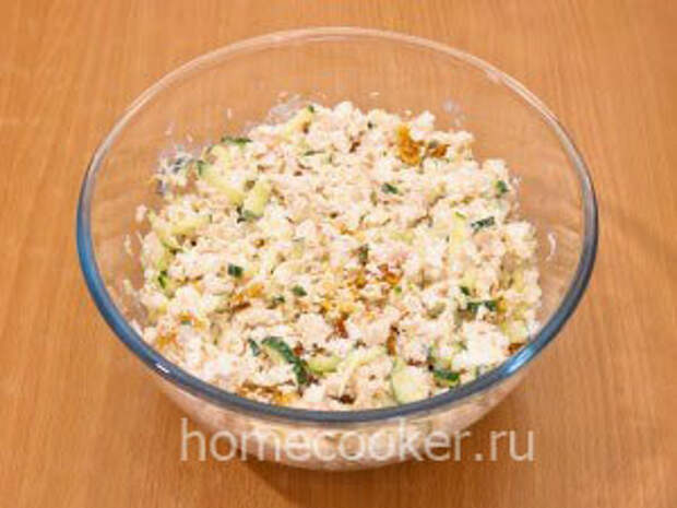 Zapravlyaem majonezom 300x225 Салат «Гнездо глухаря»