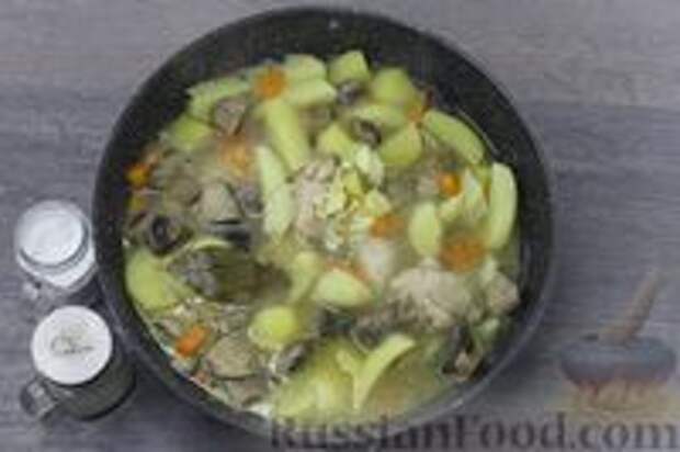Фото приготовления рецепта: Тушёная картошка с курицей и грибами - шаг №7